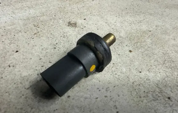 Volkswagen Golf V Coolant temperature sensor