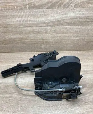 BMW X3 E83 Front door lock 7167074 A046998