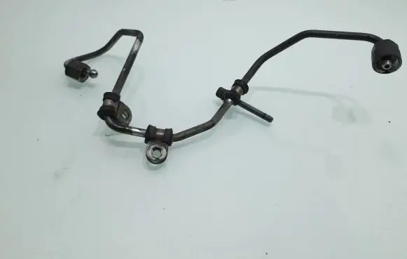 Volkswagen PASSAT B6 Fuel injector supply line/pipe 