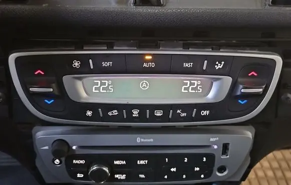 Renault Megane III Climate control/heater control trim 275103596R IMPRK1538838