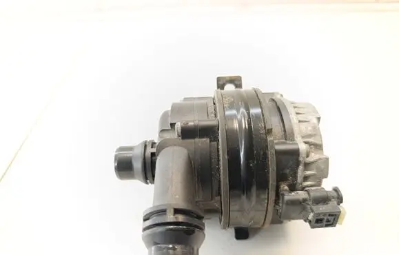 Mercedes-Benz C W205 Water pump 0392024050 A0005002686