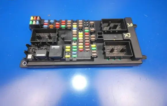 Jaguar XJ X351 Fuse box set BW9314F041AB 004140129 51945R210