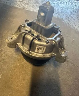 Engine mount bracket