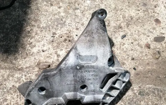 Engine mounting bracket