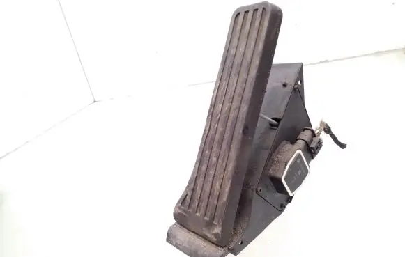 Mercedes-Benz E W212 Accelerator throttle pedal A2043000004