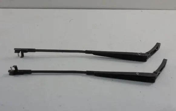 Volkswagen Touran I Front wiper blade arm 1T0955409A