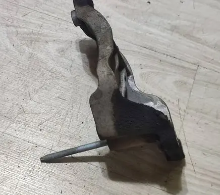 Jeep Grand Cherokee Engine mounting bracket