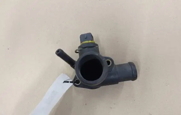Volkswagen PASSAT B5 Engine coolant pipe/hose 028121132