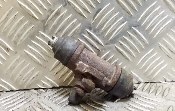 Volkswagen Transporter - Caravelle T4 Rear brake cylinder 