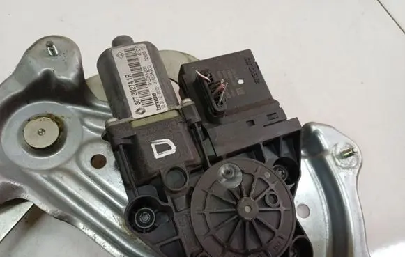 Renault Scenic III - Grand scenic III Front door window regulator motor 807302741R