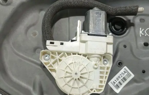 Skoda Superb B6 (3T) Rear door window regulator motor 8K0959811A