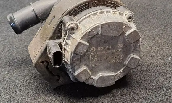 Volkswagen PASSAT B8 Electric auxiliary coolant/water pump 04L965567B