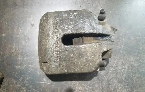BMW 5 E39 Front brake caliper 6022296