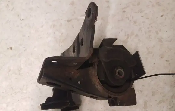 Nissan X-Trail T30 Engine mount bracket