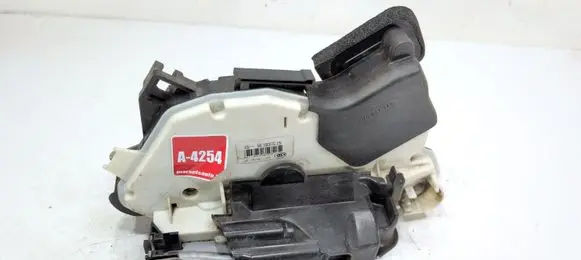Volkswagen PASSAT B8 Front door lock 5E1837015