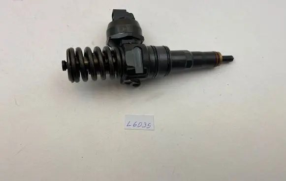 Volkswagen Caddy Fuel injector 038130073B