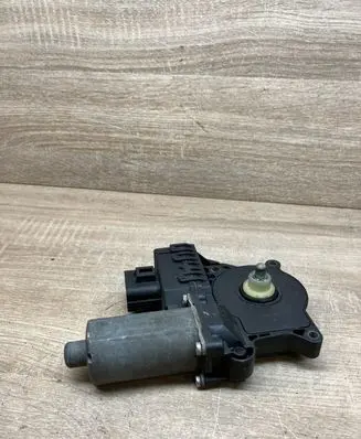 Ford Mondeo Mk III Front door window regulator motor 0130821771