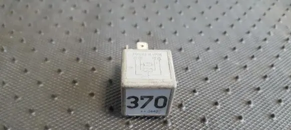 Volkswagen PASSAT B5 Other relay 8D0951253 V23134-J52-X300