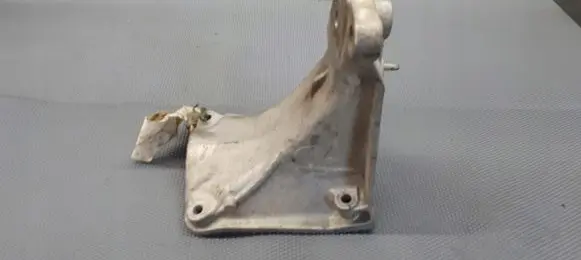 Volkswagen Golf III Engine mounting bracket