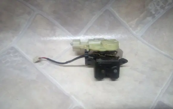 Mazda 323 F Tailgate/trunk/boot lock/catch/latch