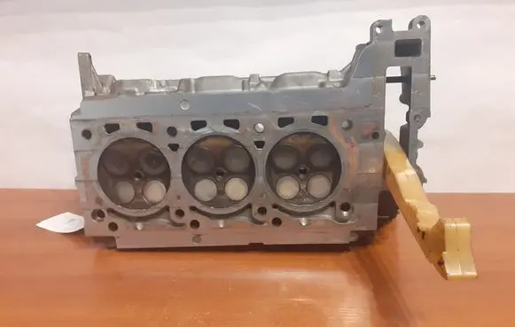 Mercedes-Benz S W221 Engine head R2720162201 8852