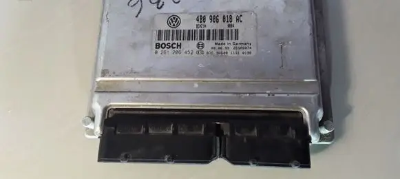 Volkswagen PASSAT B5 Engine control unit/module 0261206452 4B0906018AC