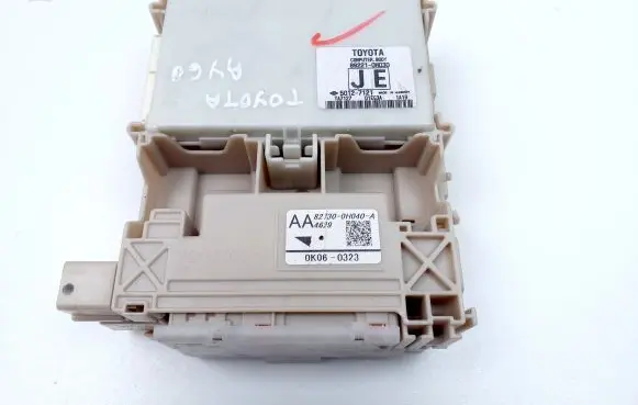 Toyota Aygo AB40 Fuse module 892210H030 827300H040