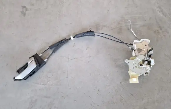 Isuzu D-Max Front door lock 8982317620
