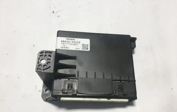 Toyota Avensis T270 Air conditioner control unit module 88650-05252