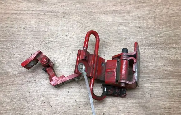 Audi A6 S6 C6 4F Front door upper hinge 8E0831411L