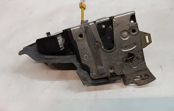 BMW 5 E39 Front door lock 8306