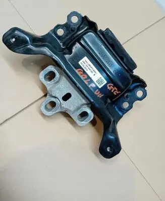Engine mount vacuum valve
