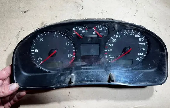 Volkswagen PASSAT B5 Speedometer (instrument cluster) 3B0920822A 0263623024 V19S4122