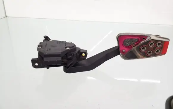 Volvo V70 Accelerator throttle pedal 9157553