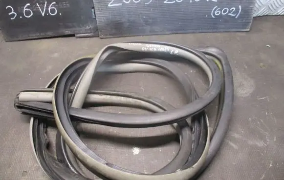 Toyota Sienna XL20 II Rubber seal front door (on door) 
