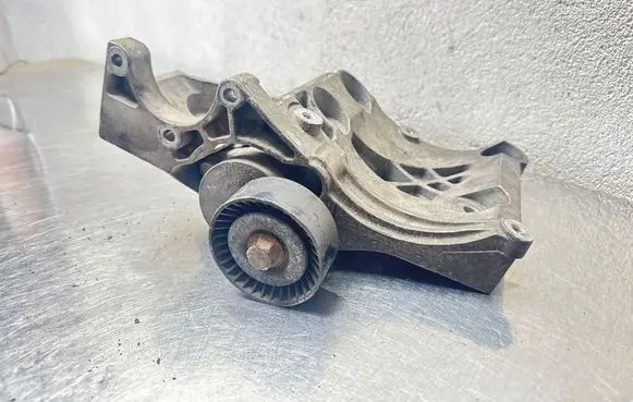 Opel Insignia A A/C compressor mount bracket 55562863 2274354