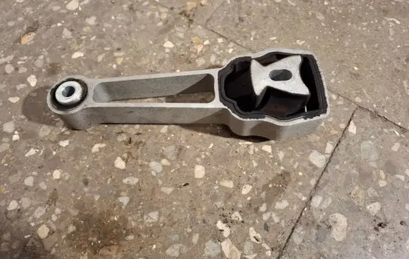 Volvo V60 Engine mount bracket