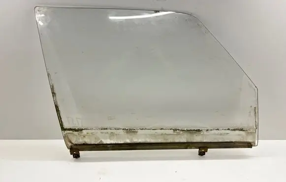 Mercedes-Benz W123 Front door window glass four-door