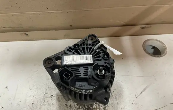 Renault Megane II Generator/alternator 8200772726A 108043681 2605275B