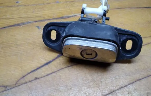 Isuzu Rodeo Tailgate exterior lock 