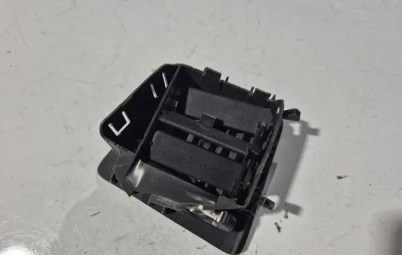 Volvo XC70 Dash center air vent grill 3409373