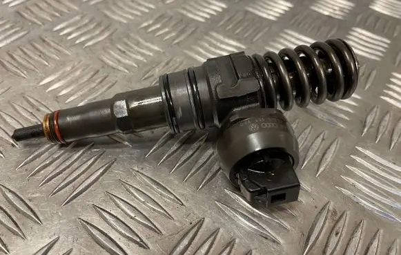 Volkswagen Golf Plus Fuel injector 038130073BQ 0414720312