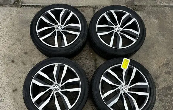 Volkswagen Golf Sportsvan R17 alloy rim 