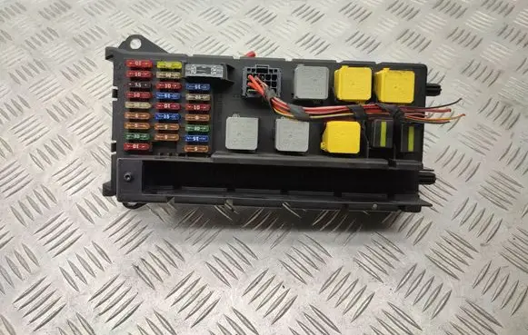Volkswagen Crafter Fuse module 9065450201