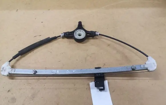 Mazda 5 Rear window lifting mechanism without motor