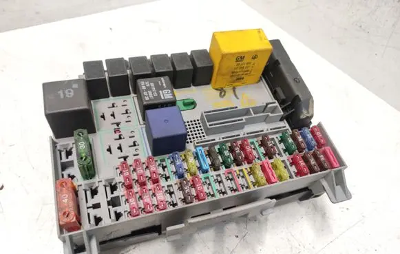Opel Zafira A Fuse module 90589965 09134880 90191753