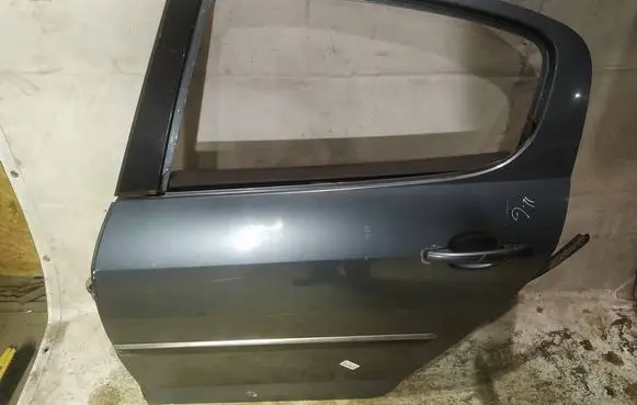 Peugeot 407 Rear door pilkos