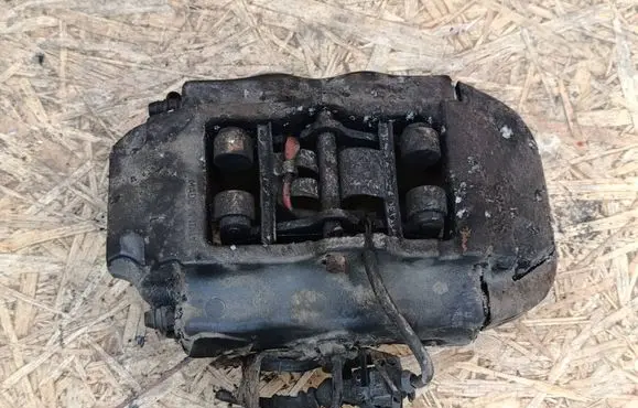 Volkswagen Touareg I Rear brake caliper 