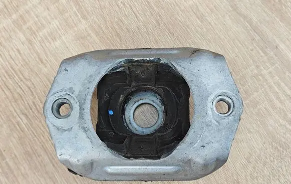 Volkswagen Amarok II Engine mount vacuum valve PODSILN61