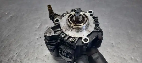 Ford C-MAX II Fuel injection high pressure pump 9683624080